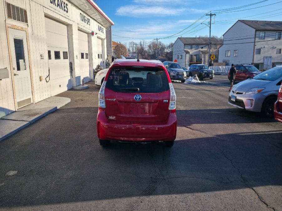 2014 Toyota Prius v Two - Photo 4