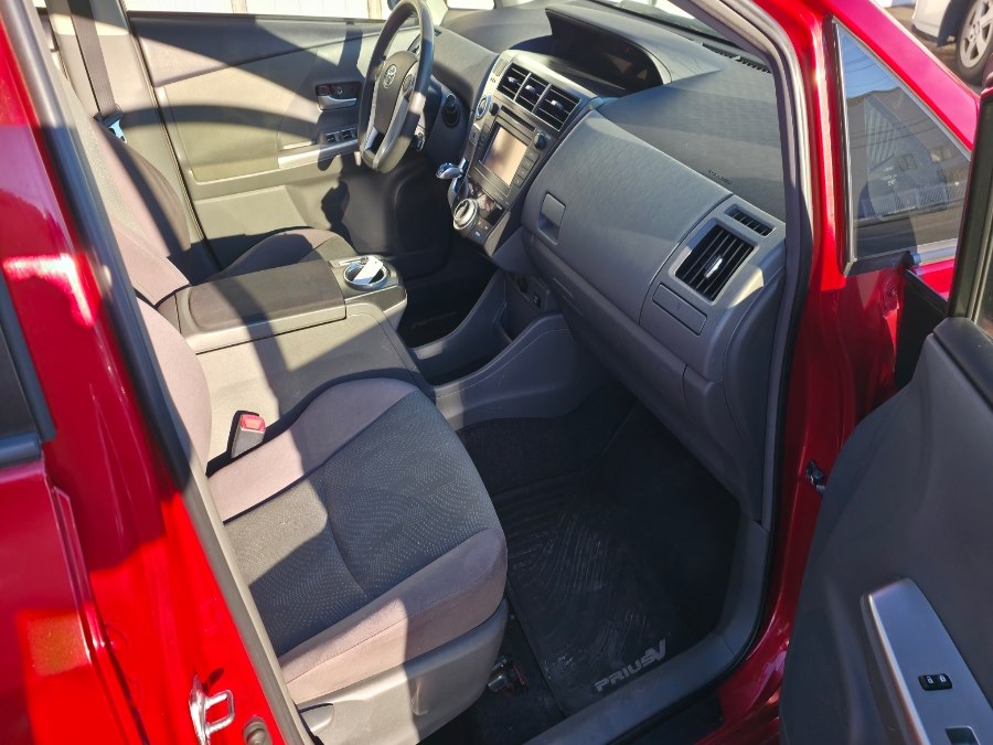 2014 Toyota Prius v Two - Photo 10