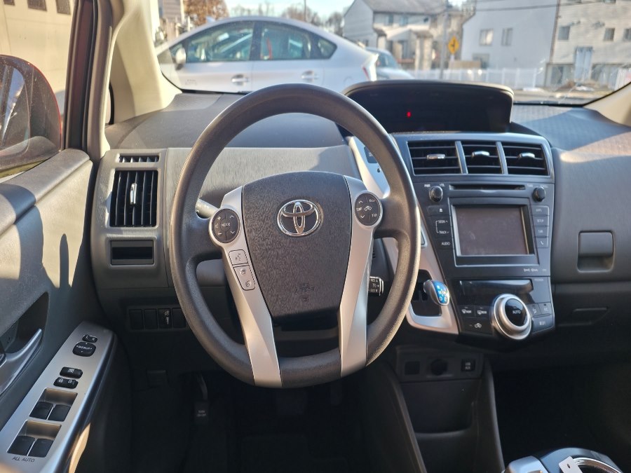 2014 Toyota Prius v Two - Photo 6