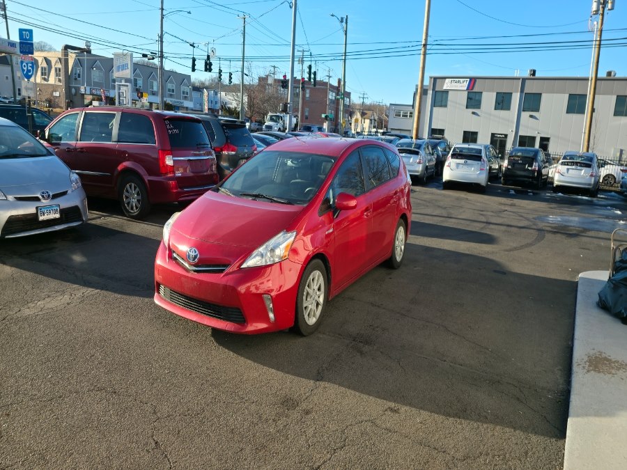 2014 Toyota Prius v Two - Photo 2