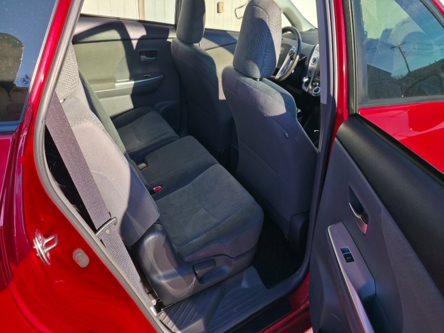 2014 Toyota Prius v Two - Photo 11