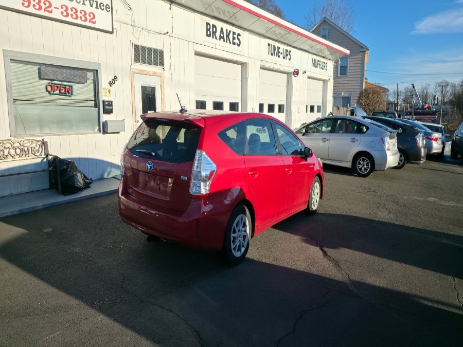 2014 Toyota Prius v Two - Photo 5