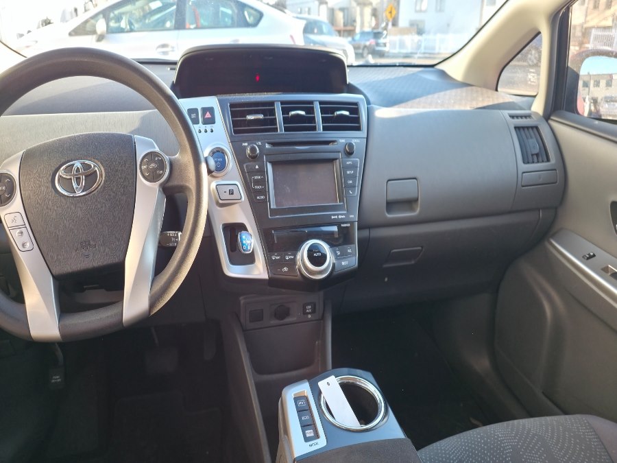 2014 Toyota Prius v Two - Photo 7