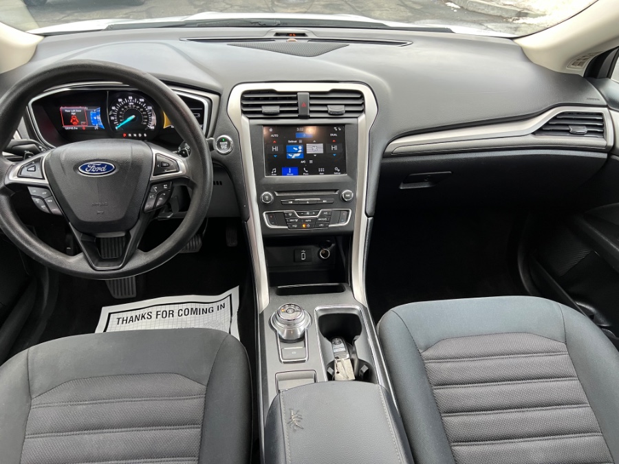 2017 Ford Fusion SE - Photo 9