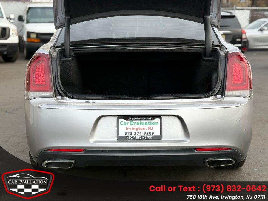 2016 Chrysler 300 S - Photo 6