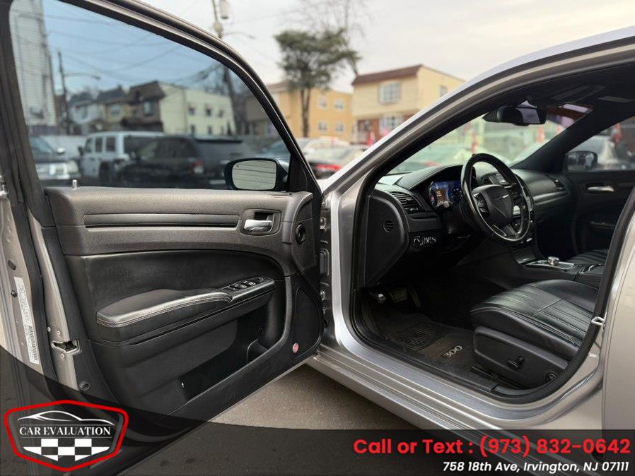 2016 Chrysler 300 S - Photo 14