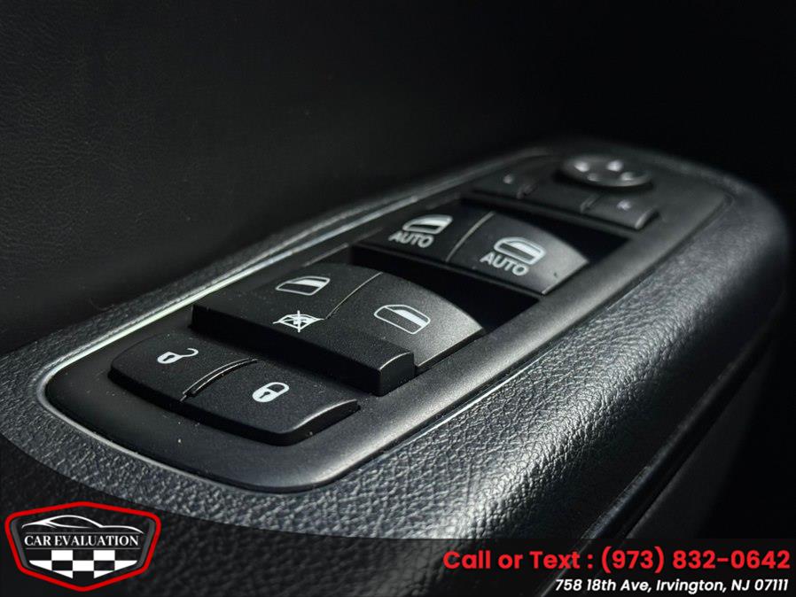 2016 Chrysler 300 S - Photo 24
