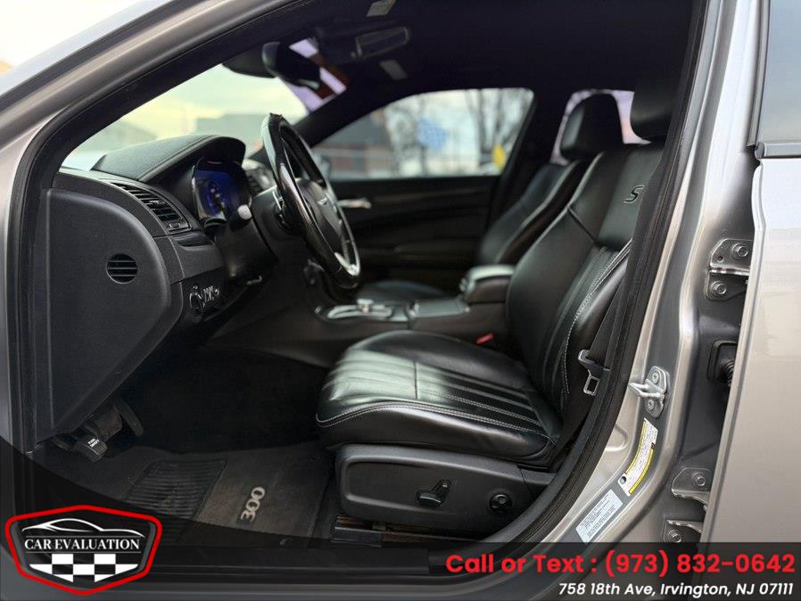 2016 Chrysler 300 S - Photo 15
