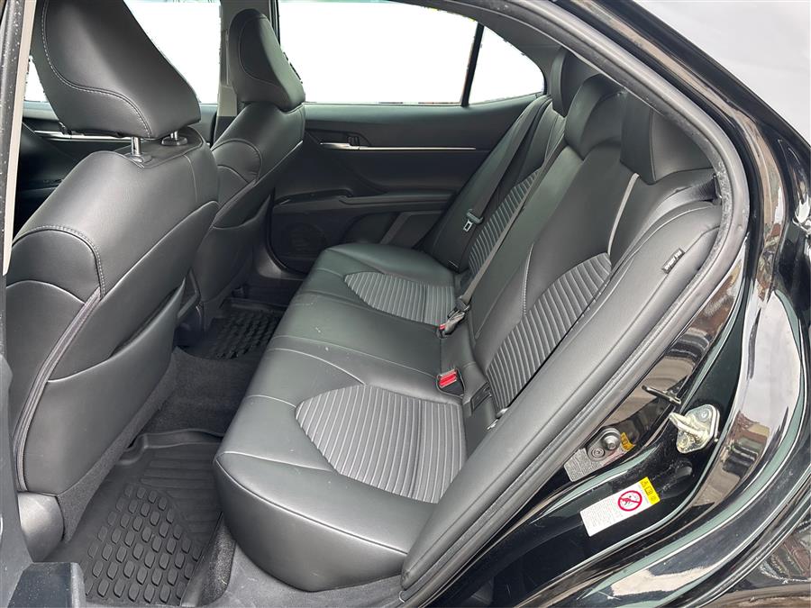 2018 Toyota Camry SE - Photo 9