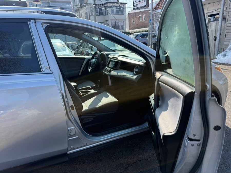 2015 Toyota RAV4 LE - Photo 17