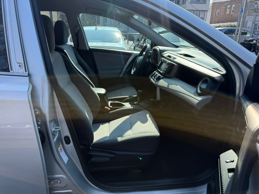 2015 Toyota RAV4 LE - Photo 18