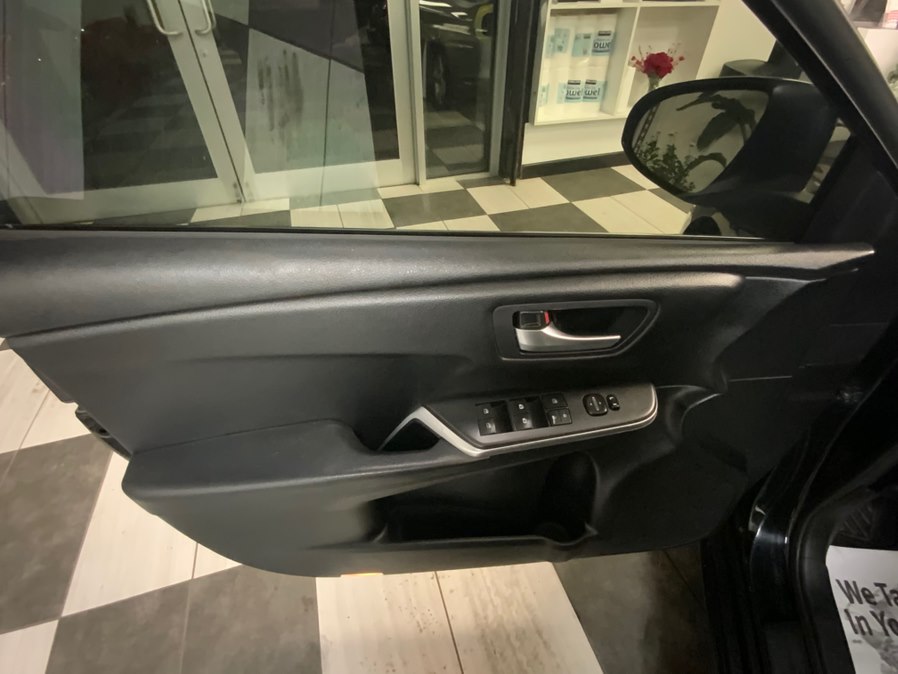 2017 Toyota Camry SE - Photo 9