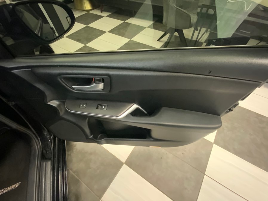 2017 Toyota Camry SE - Photo 8