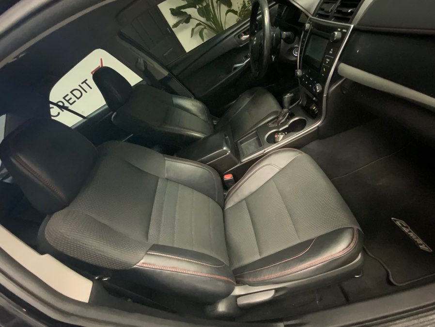 2017 Toyota Camry SE - Photo 10