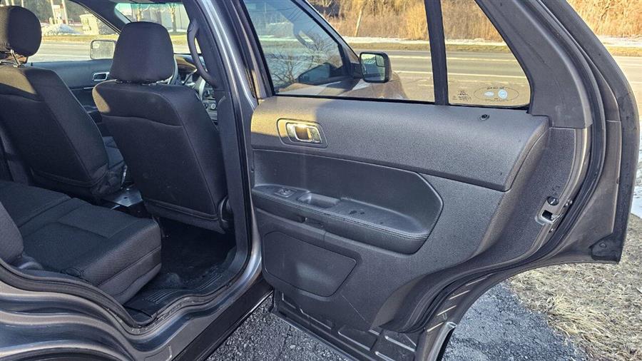 Ford Explorer photo 17