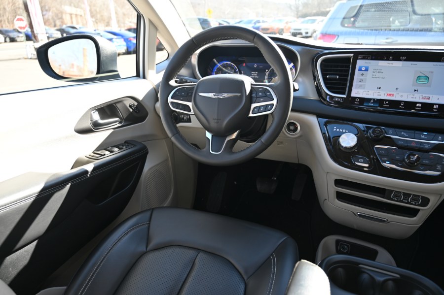 2023 Chrysler Pacifica Touring L - Photo 10