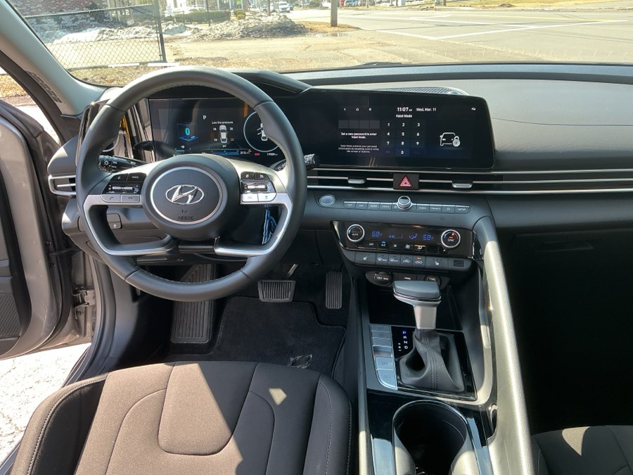 2023 Hyundai Elantra SEL - Photo 12