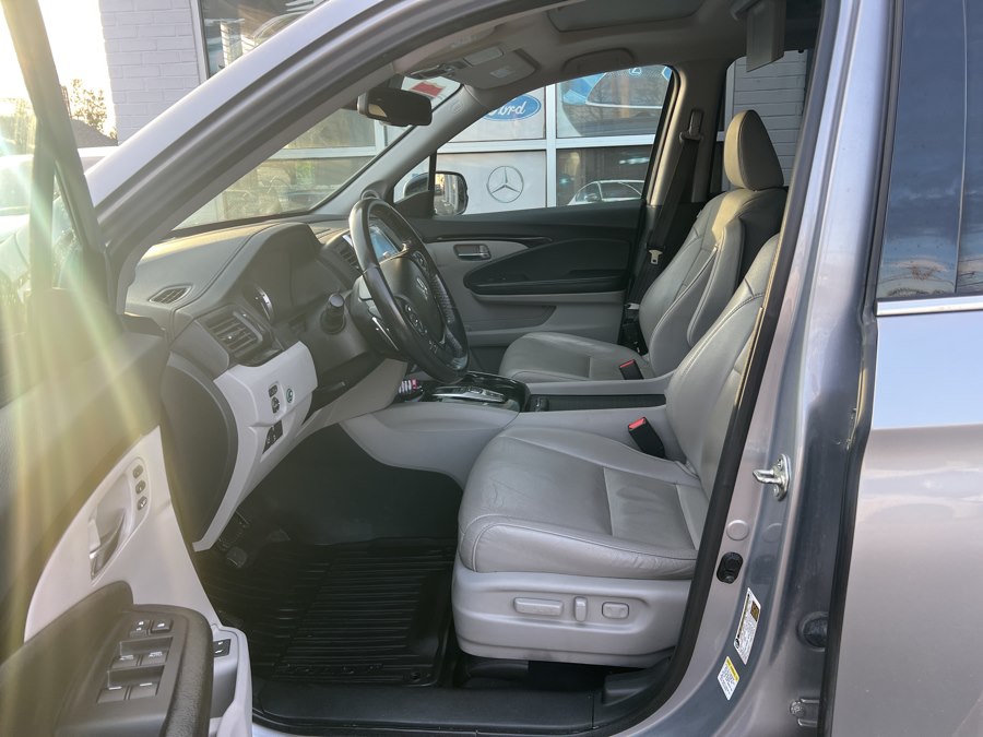 2020 Toyota Camry LE - Photo 33