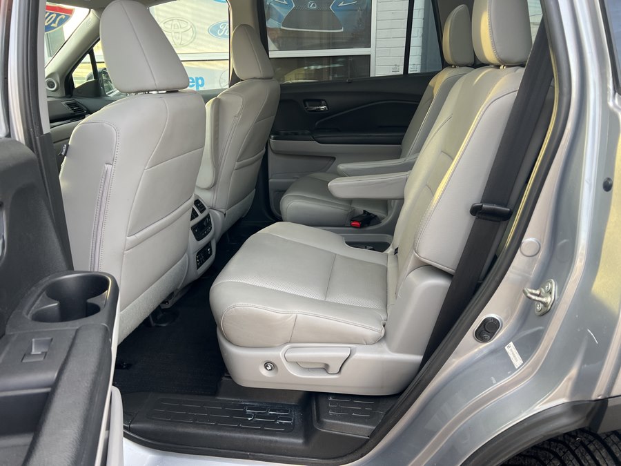 2020 Toyota Camry LE - Photo 40