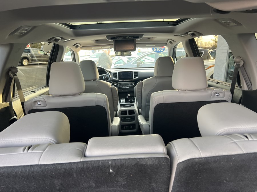2020 Toyota Camry LE - Photo 31