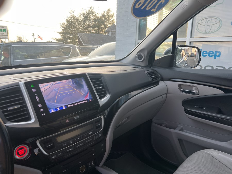 2020 Toyota Camry LE - Photo 39