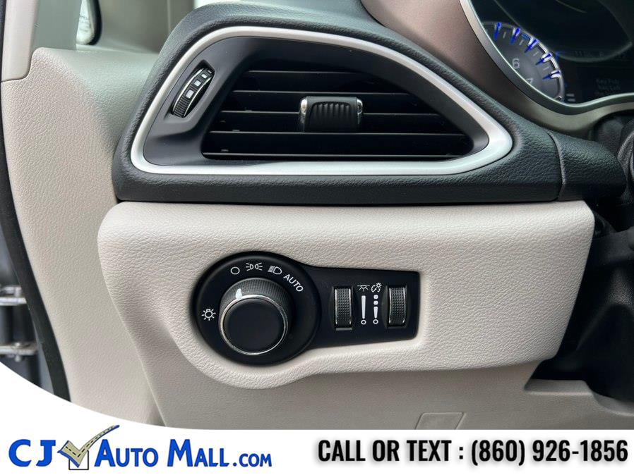 2020 Chrysler Voyager LXI - Photo 16