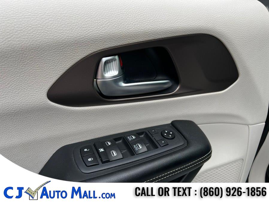 2020 Chrysler Voyager LXI - Photo 14