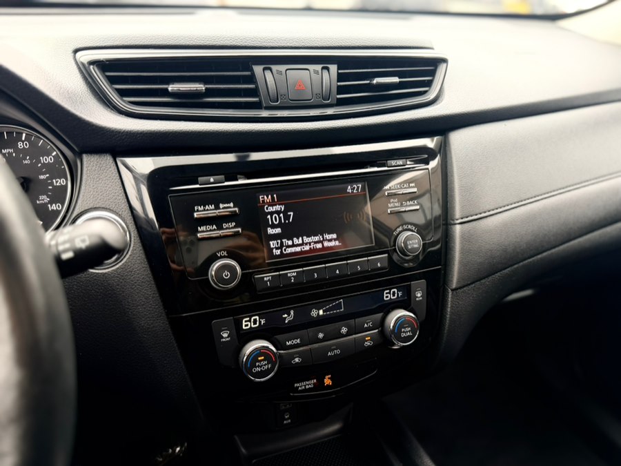 2017 Nissan Rogue SV - Photo 22