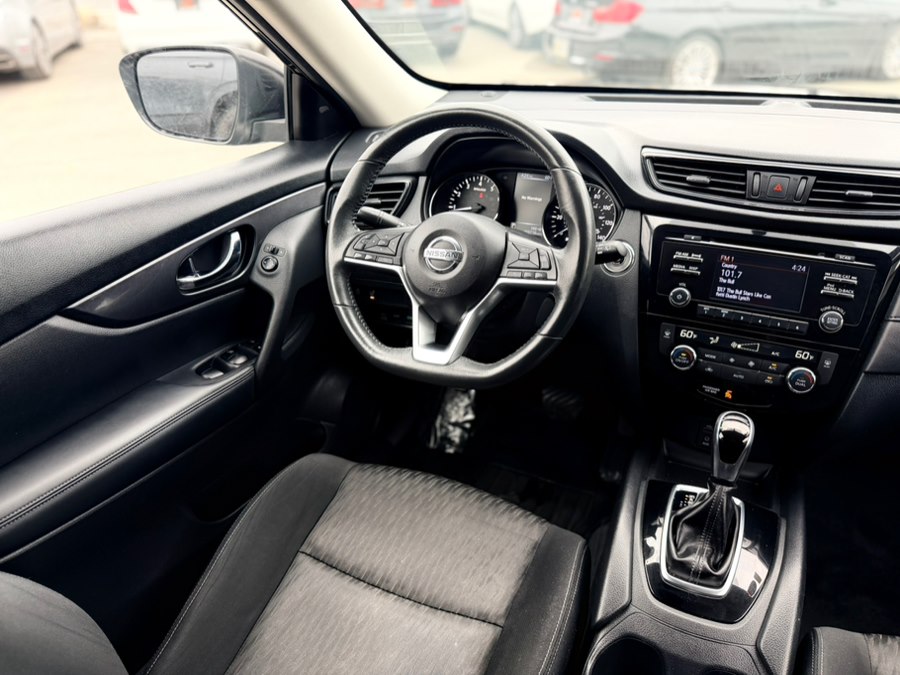 2017 Nissan Rogue SV - Photo 17