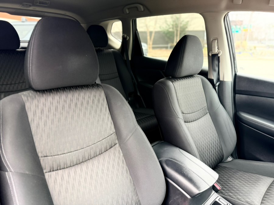 2017 Nissan Rogue SV - Photo 34