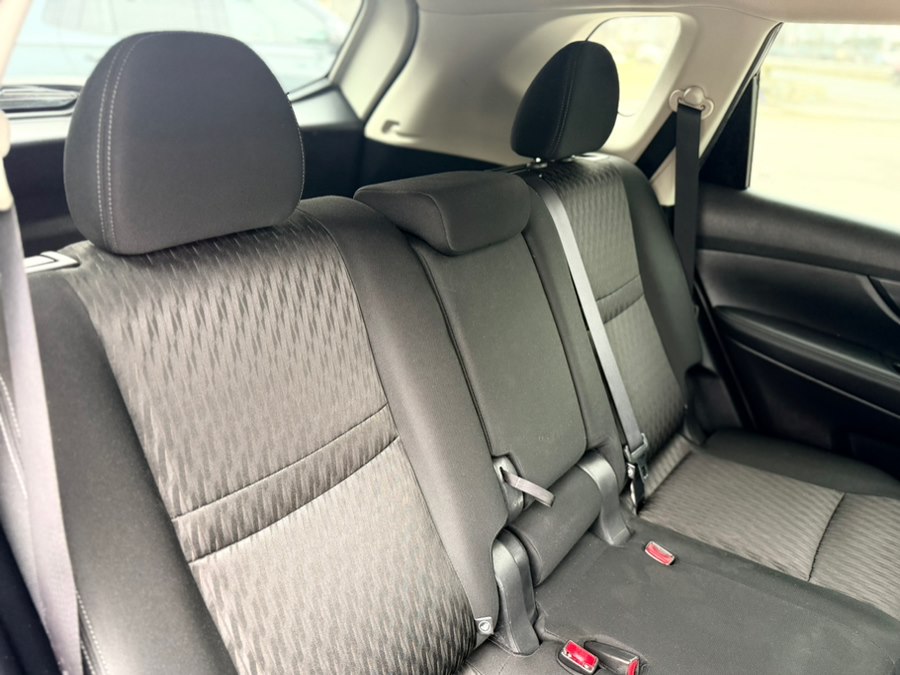 2017 Nissan Rogue SV - Photo 37