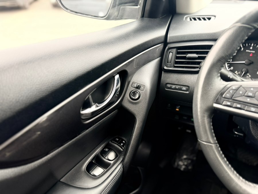 2017 Nissan Rogue SV - Photo 11