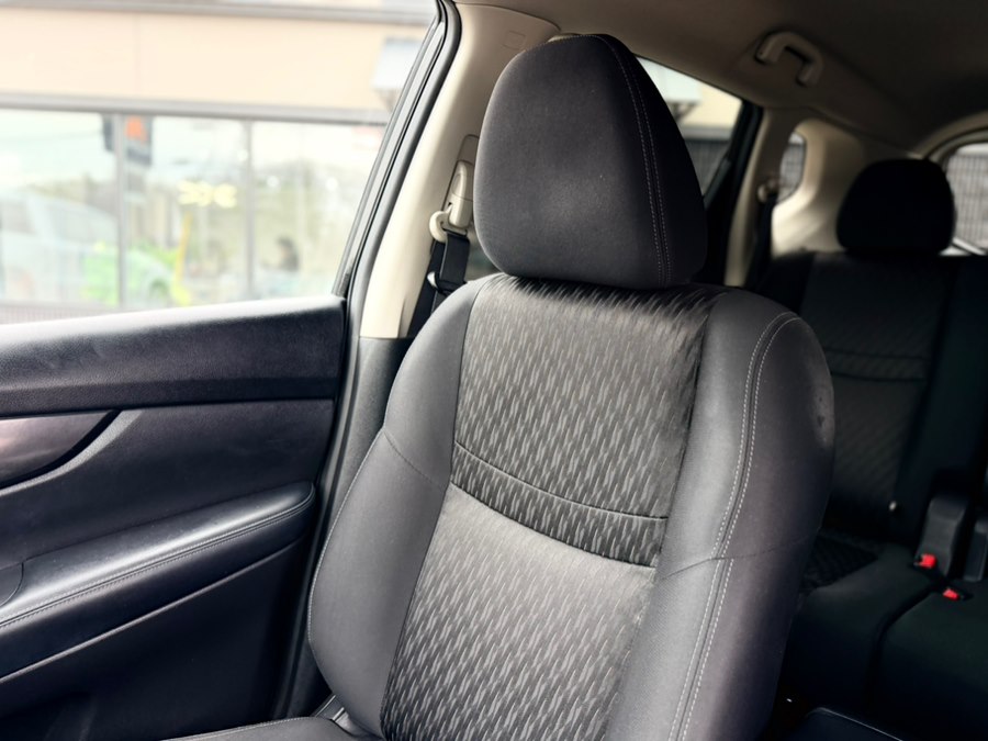 2017 Nissan Rogue SV - Photo 32