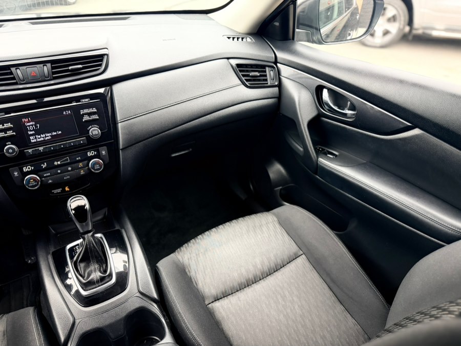 2017 Nissan Rogue SV - Photo 18
