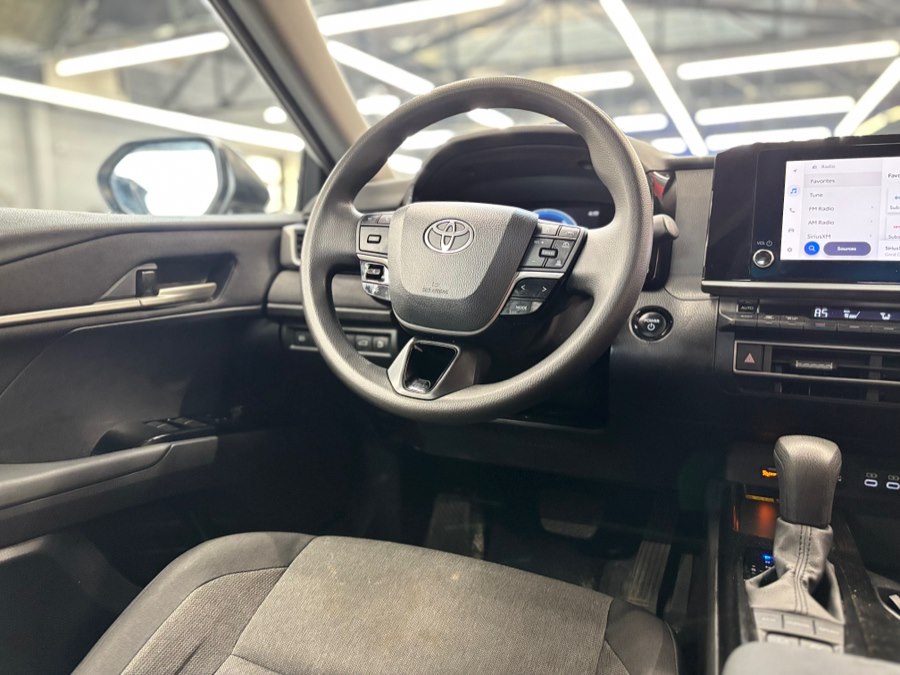 2025 Toyota Camry LE - Photo 25