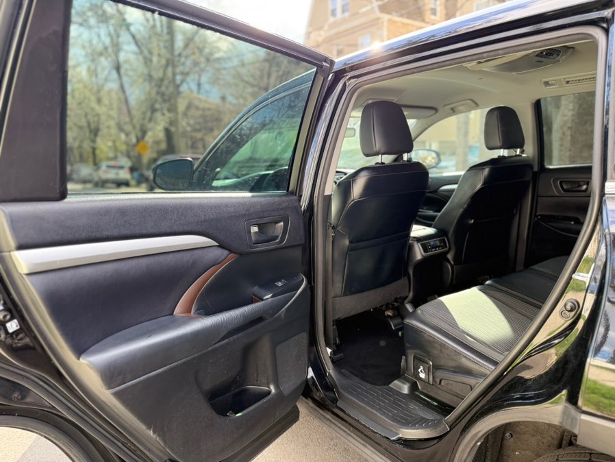 2015 Toyota Highlander LE Plus - Photo 9