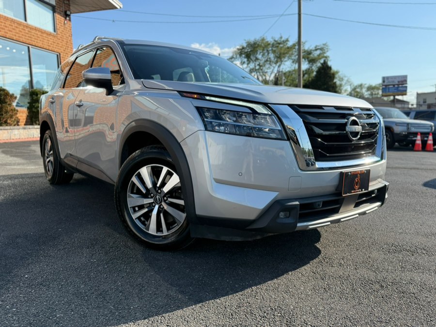 Brilliant Silver Metallic 2022 Nissan Pathfinder SL 4WD SUV / Crossover All-Wheel Drive Automatic