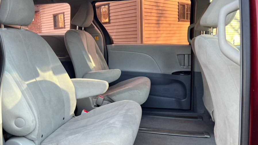 2011 Toyota Sienna Base - Photo 11