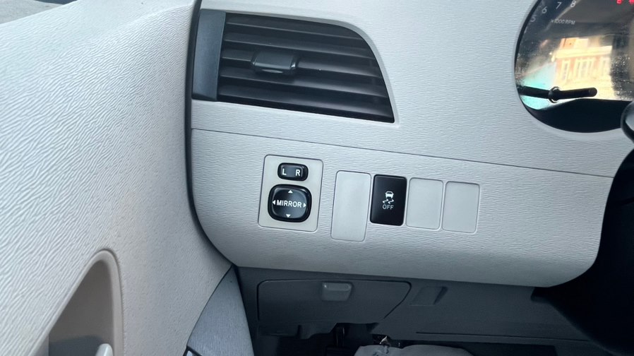 2011 Toyota Sienna Base - Photo 19