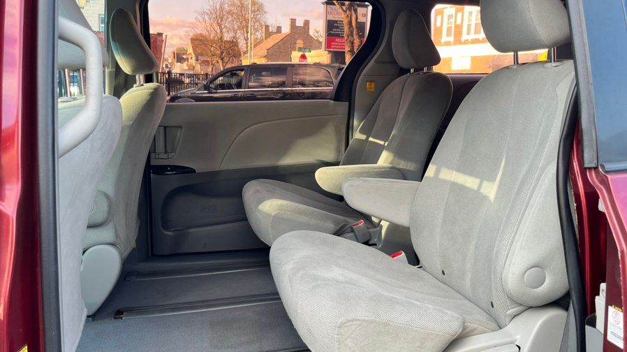 2011 Toyota Sienna Base - Photo 8