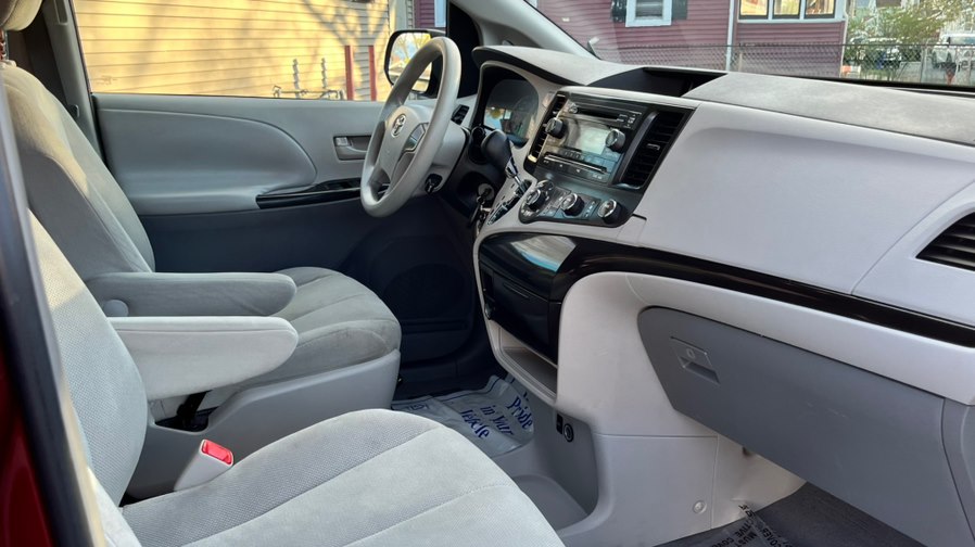 2011 Toyota Sienna Base - Photo 10