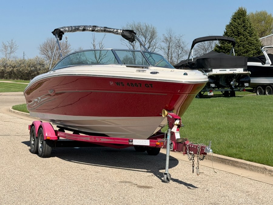 Used 2005 Sea Ray 220 Select in Darien, Wisconsin | Geneva Motor Cars. Darien, Wisconsin