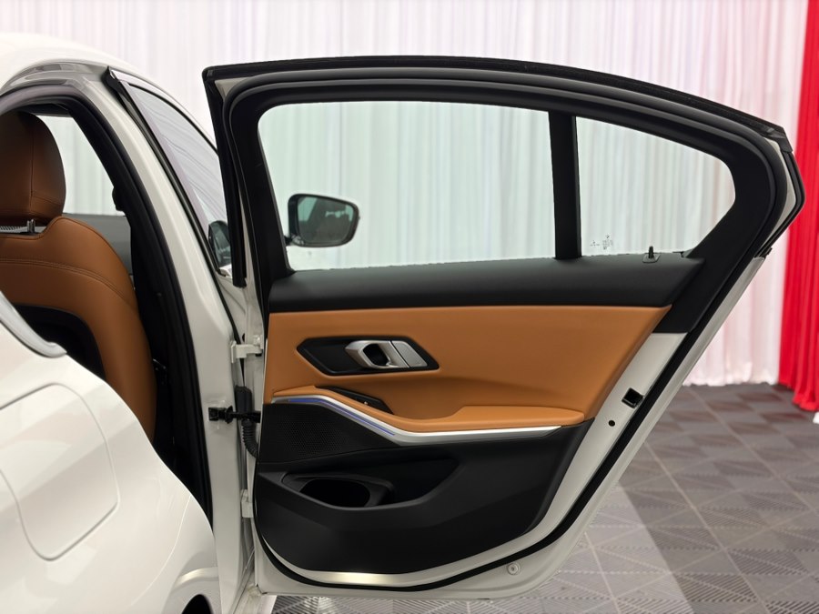 2022 BMW 3 Series 330i - Photo 16