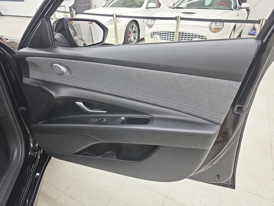 2023 Hyundai Elantra Limited - Photo 12