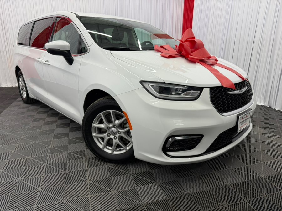 Used 2023 Chrysler Pacifica in Paterson, New Jersey | Speedway Motors LLC. Paterson, New Jersey