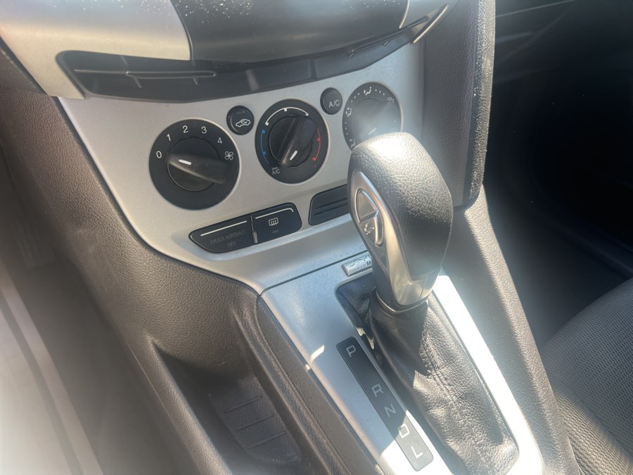 2014 Ford Focus SE - Photo 12