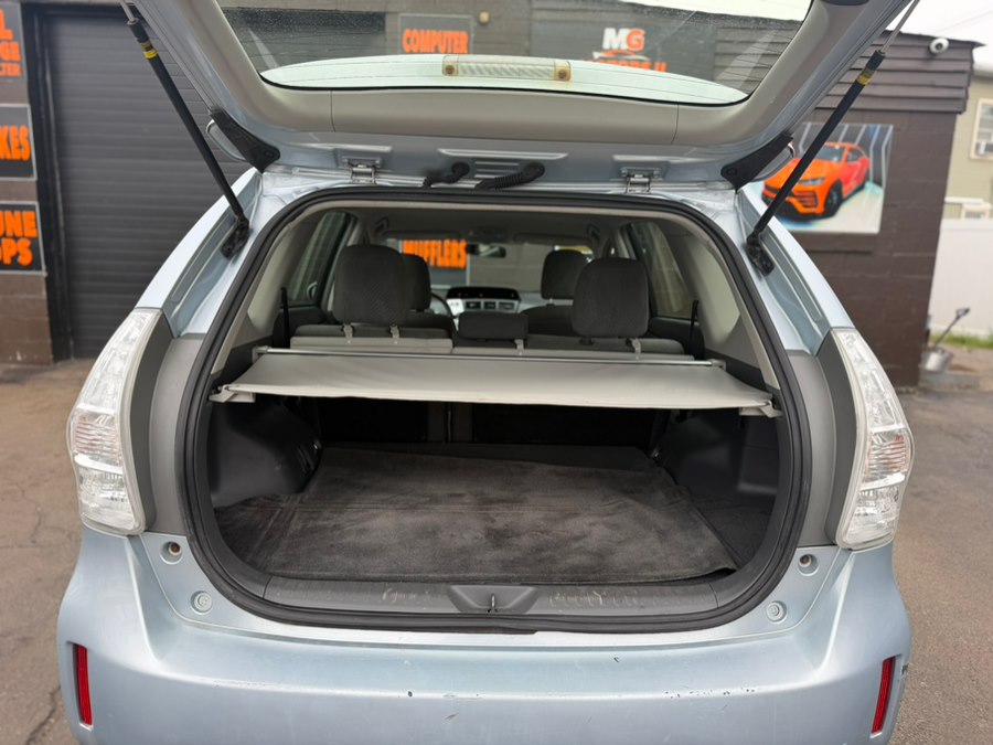 2013 Toyota Prius v Three - Photo 9