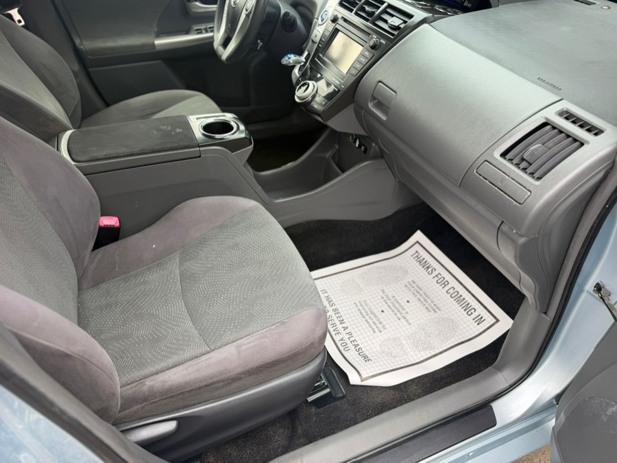 2013 Toyota Prius v Three - Photo 10
