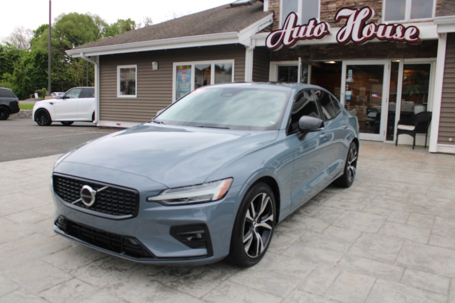 Gray (Platinum Grey Metallic) 2024 Volvo S60 B5 Core Dark Theme AWD Sedan All-Wheel Drive Automatic