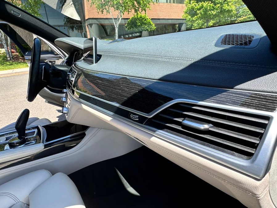2016 BMW 7 Series 750i - Photo 24